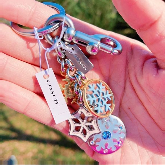 Authentic
COACH Enamel & Metal snowflake 5" keychain - Picture 6 of 8